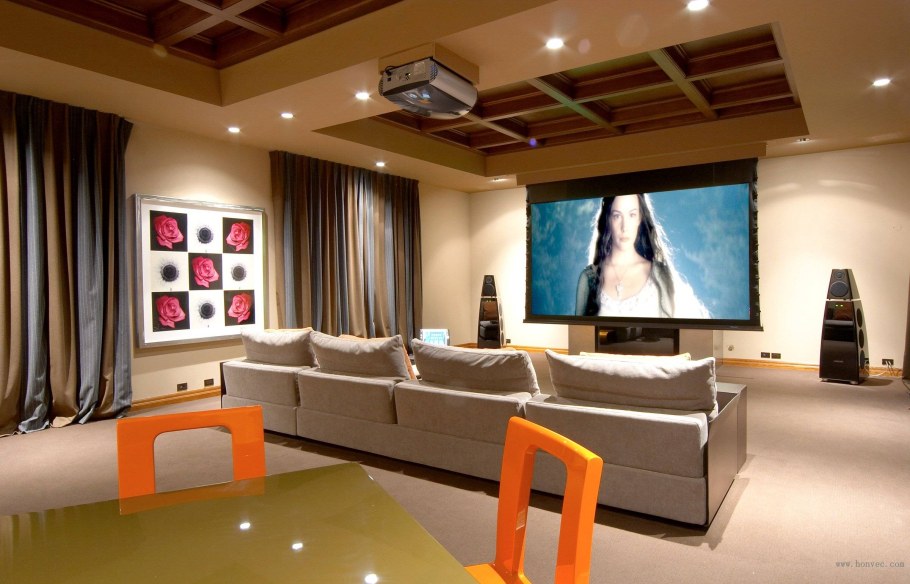 Экран для проектора в интерьере