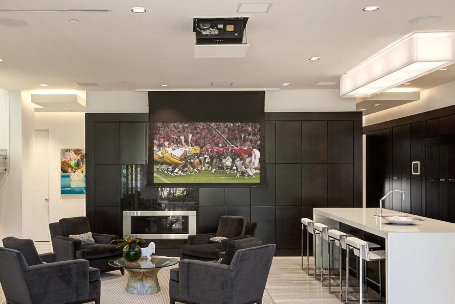 Экран для проектора в интерьере