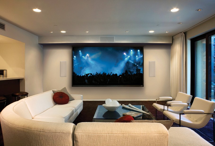 Домашний кинотеатр с проектором и экраном