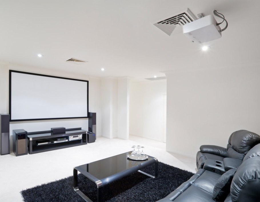 Белая стена для проектора в интерьере