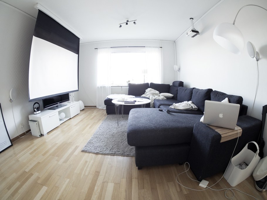 Комната с проектором