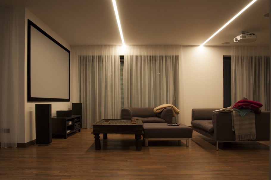 Проектор в гостиной