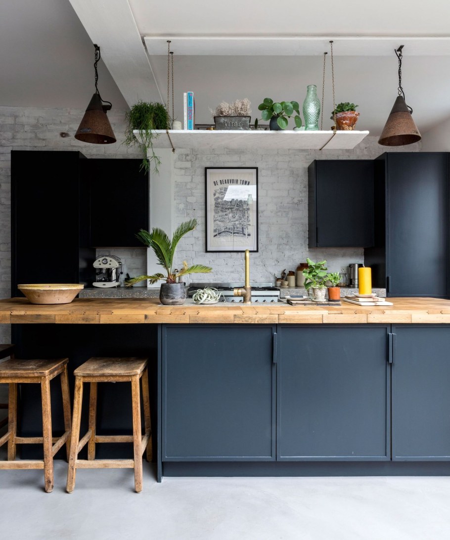 Кухня серая с деревом