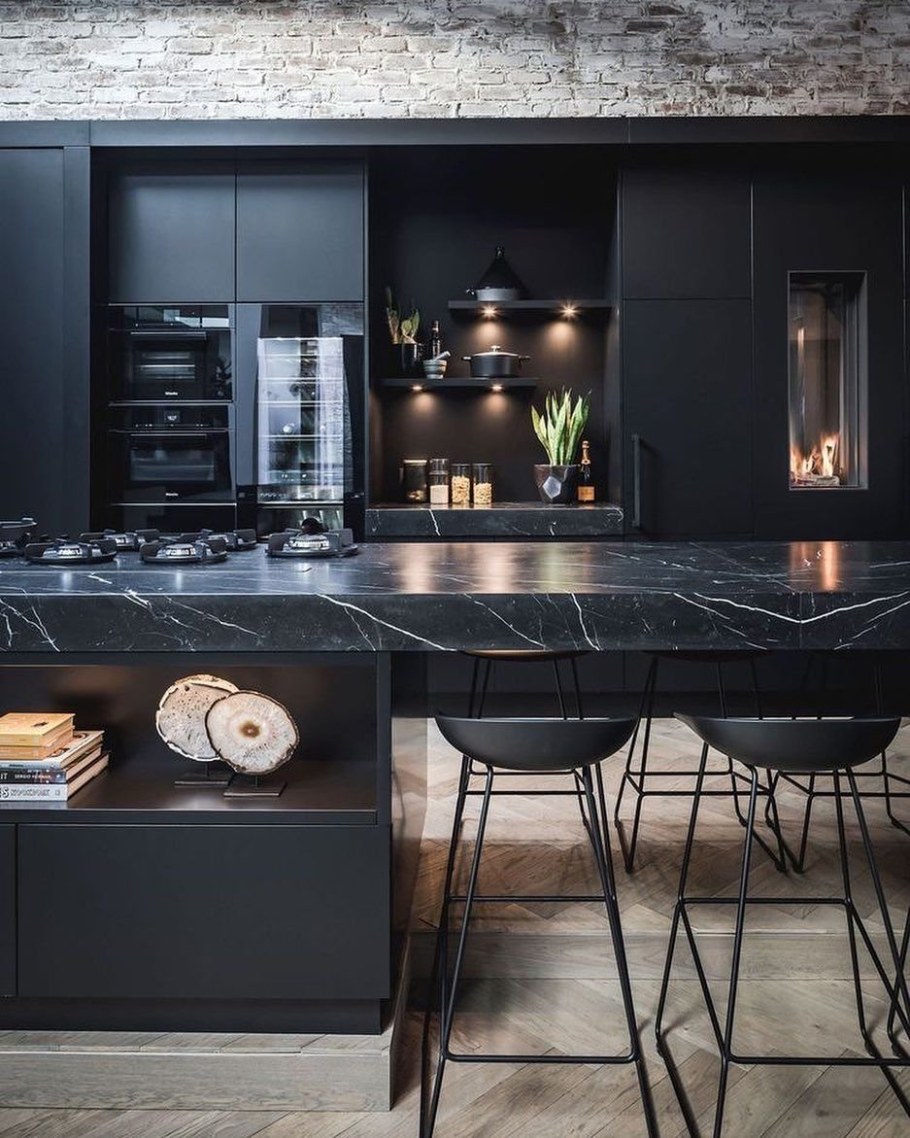 Стильная черная кухня