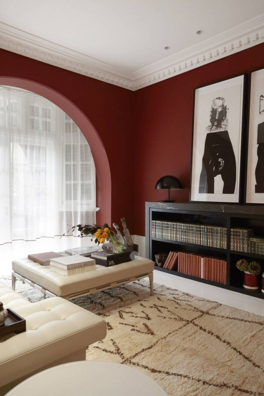 Бордовые стены в гостиной
