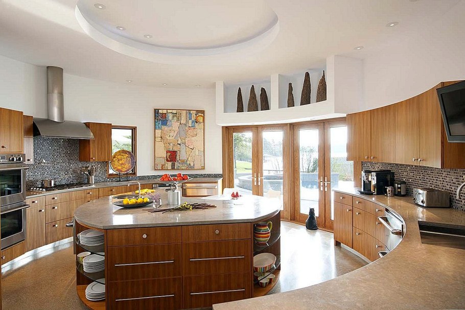 Кухня с круглой стеной