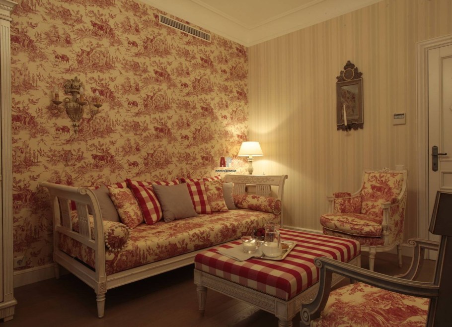 Обои в цветочек в интерьере