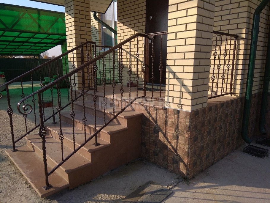 Крыльцо с кирпичными колоннами