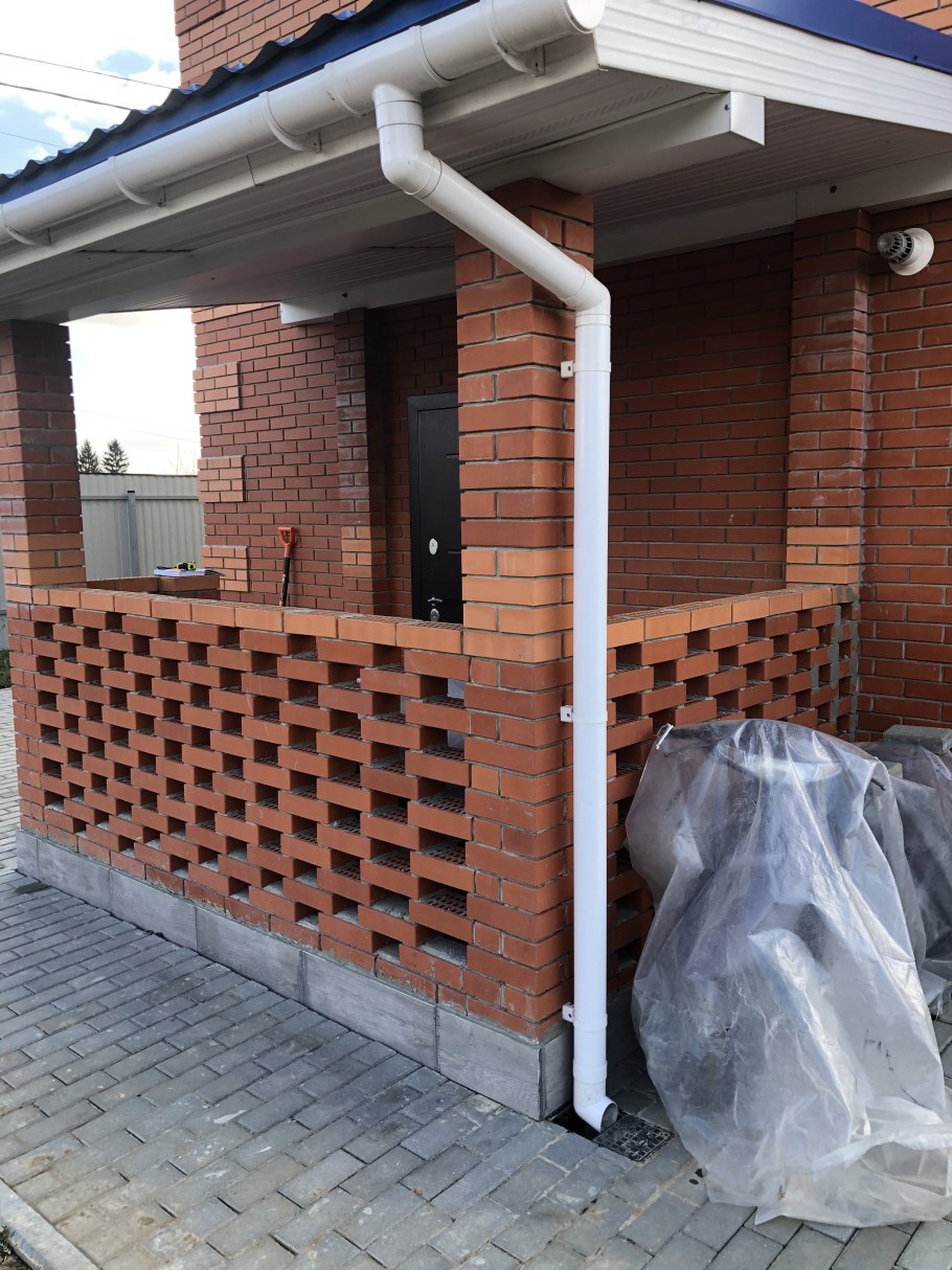 Терраса с кирпичными колоннами