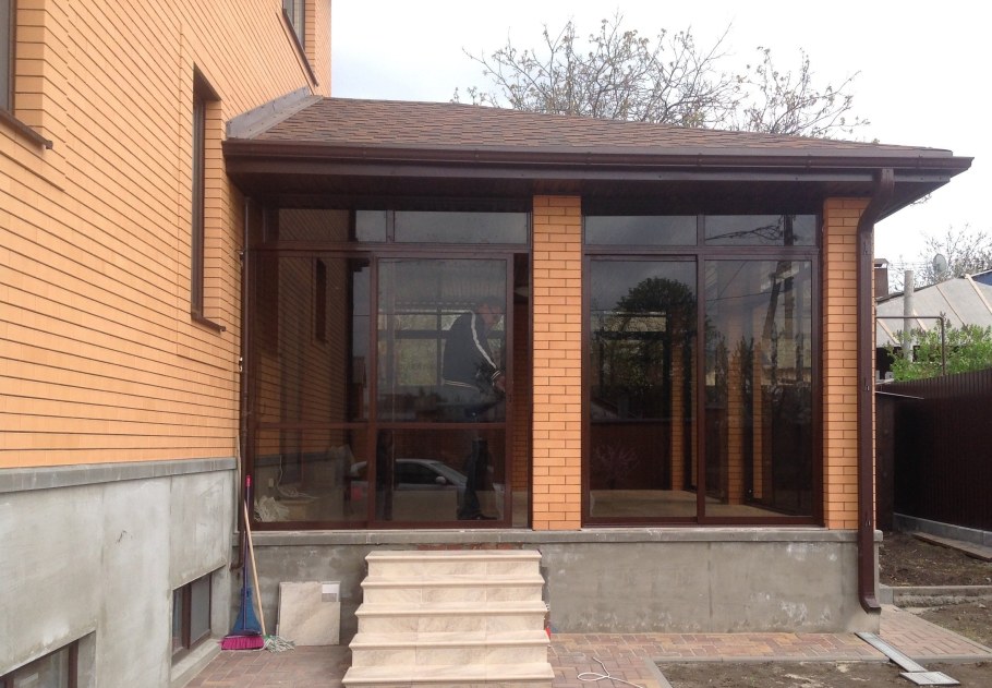Остекленная веранда из кирпича