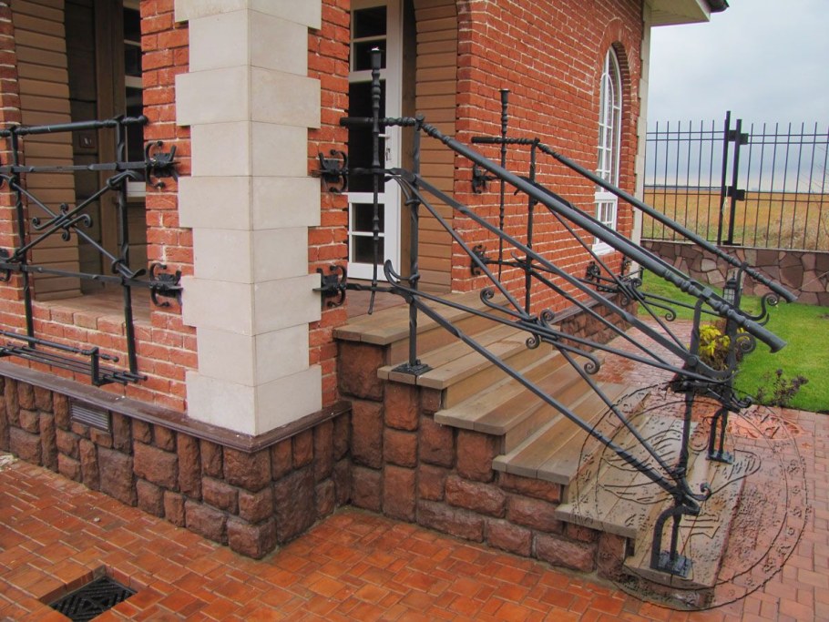 Крыльцо для частного дома из кирпича