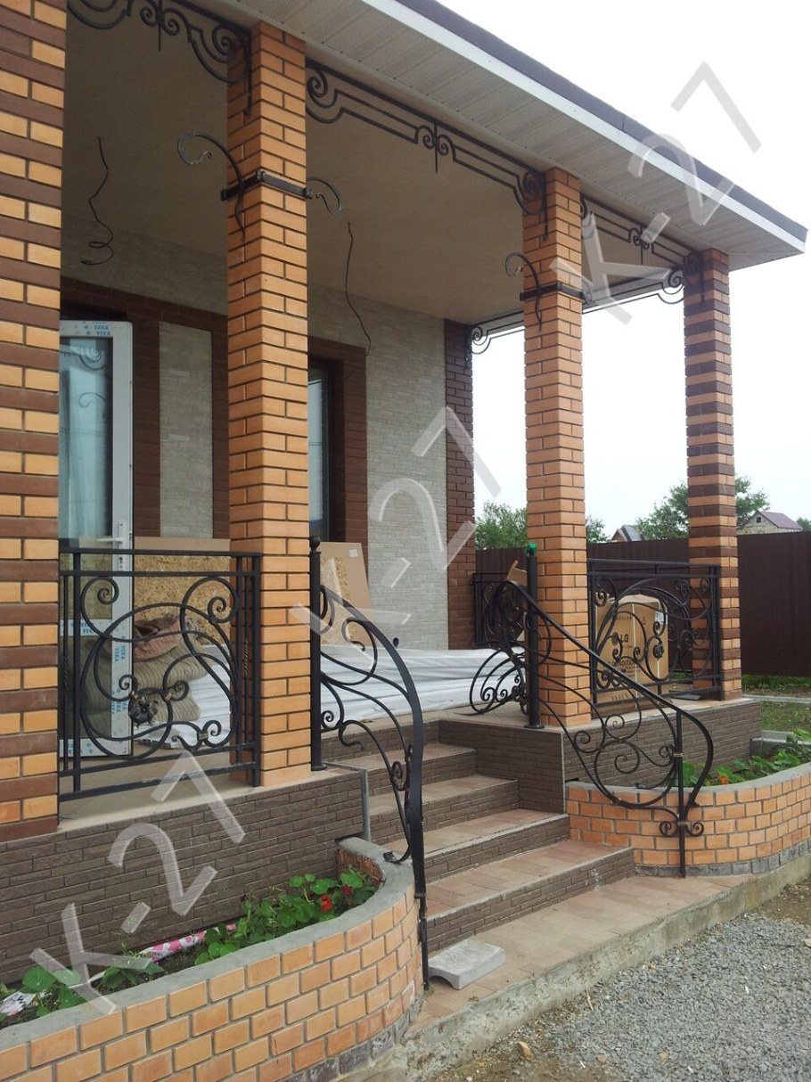 Крыльцо с кирпичными колоннами