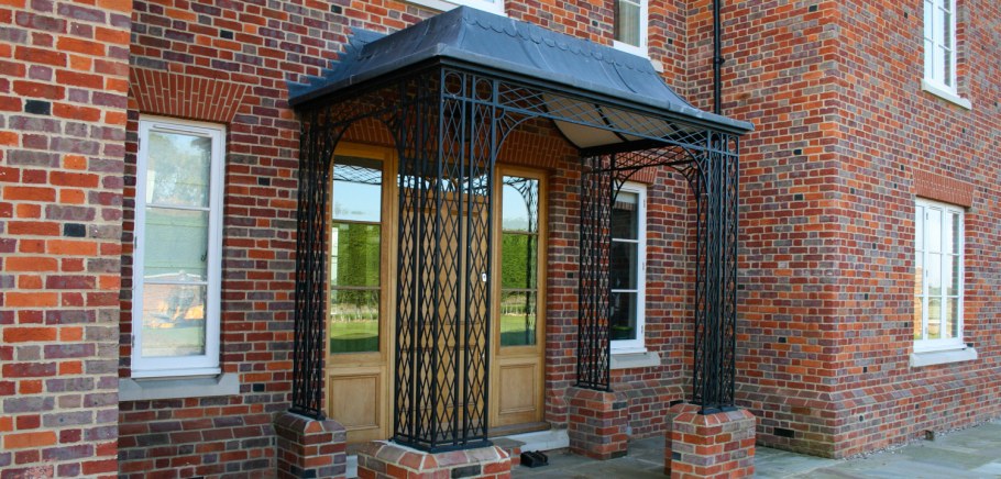 Входная группа с кирпичными столбами