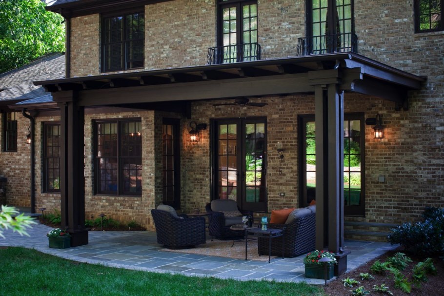 Терраса к кирпичному дому