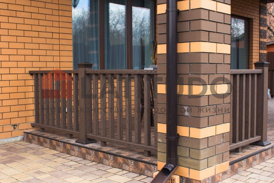 Перила из кирпича на террасе