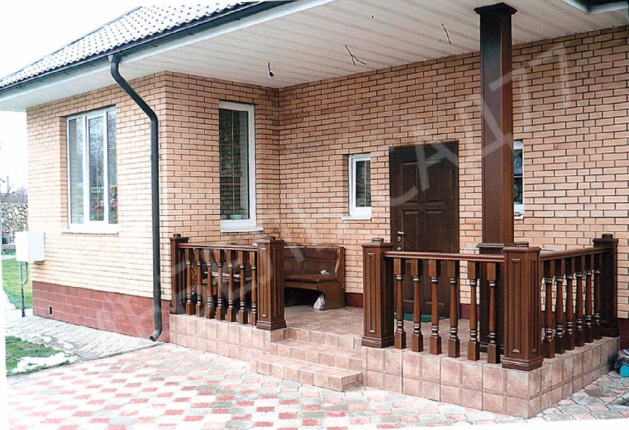 Терраса к кирпичному дому
