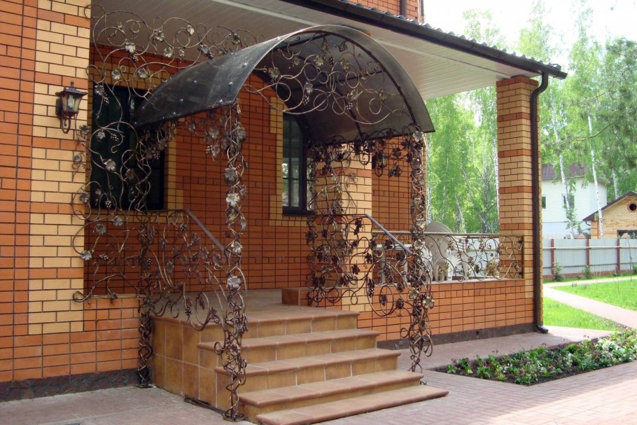 Крыльцо с навесом из кирпича