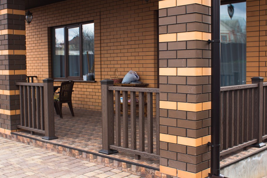 Ограждение террасы с кирпичными столбами