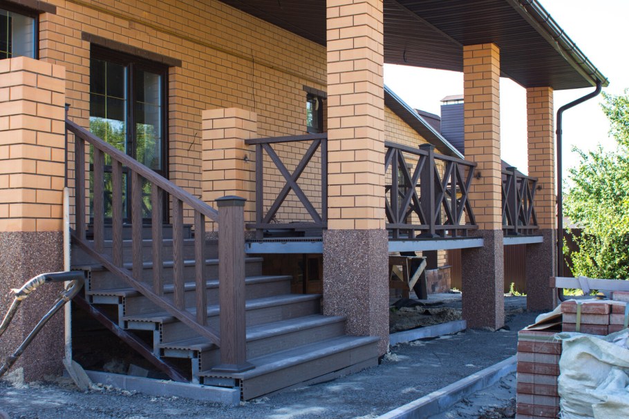 Терраса с кирпичными колоннами