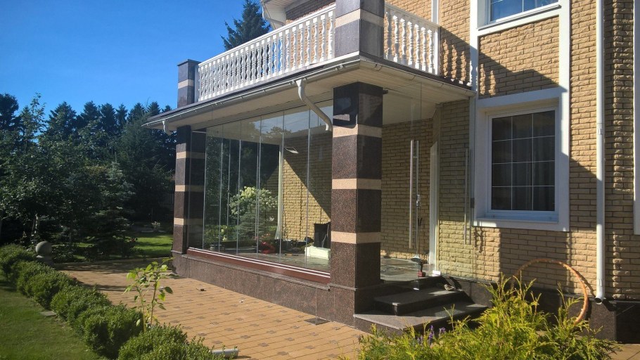 Терраса с колоннами из кирпича