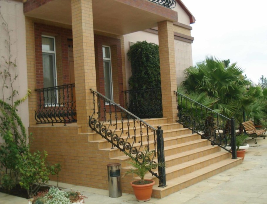 Крыльцо кирпичного дома