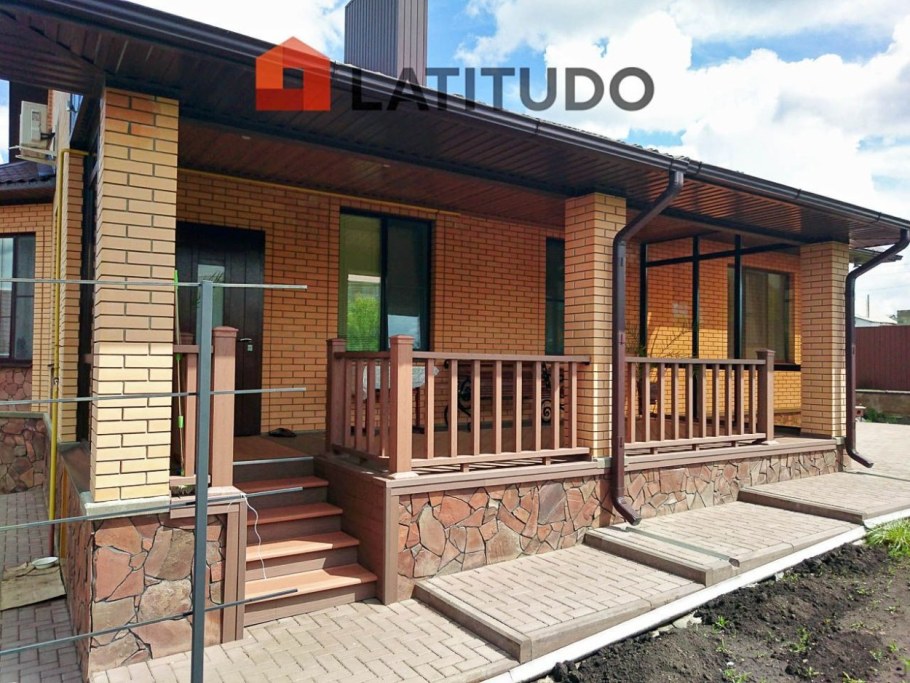 Веранда с кирпичными столбами