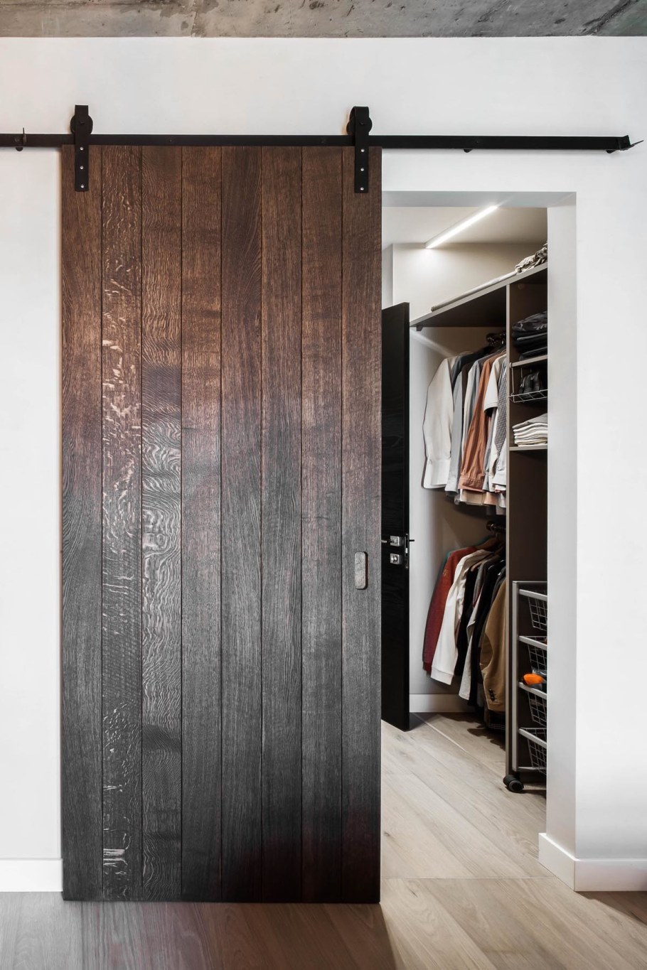 Амбарная дверь белая лофт