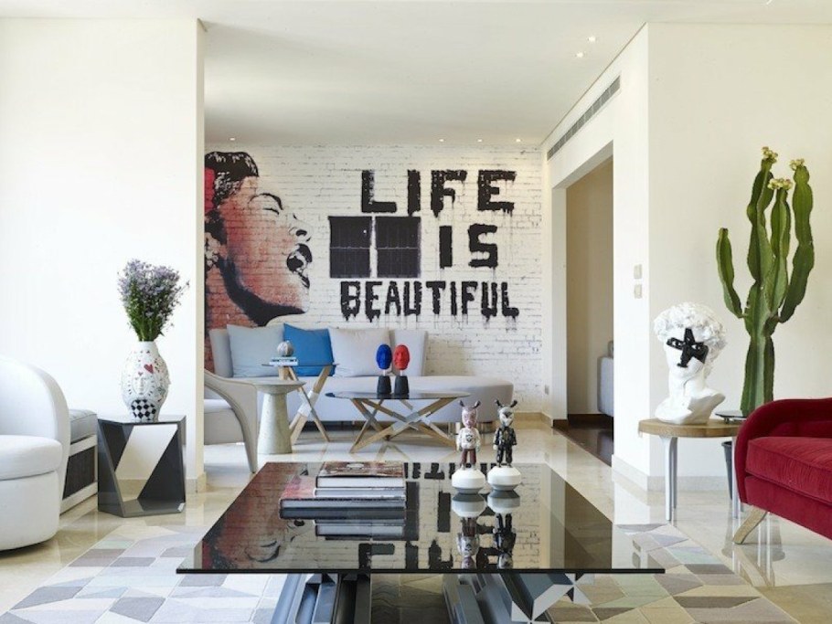 Дизайнерские надписи на стене