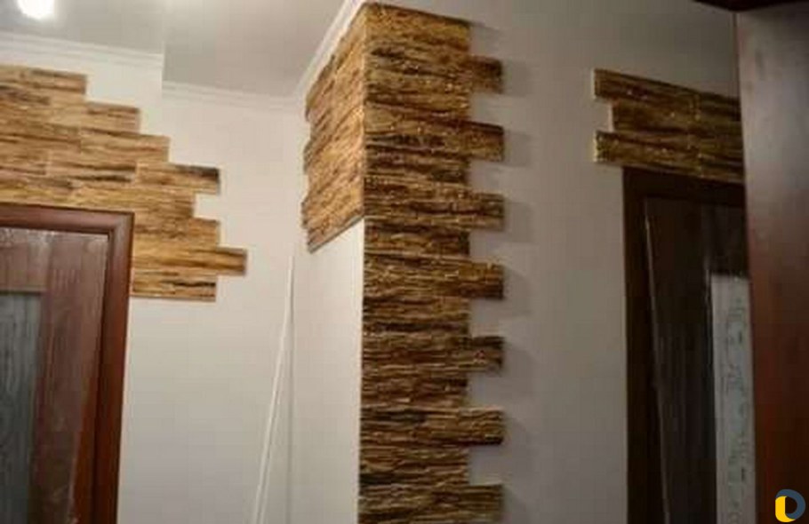 Прихожая отделанная камнем декоративным