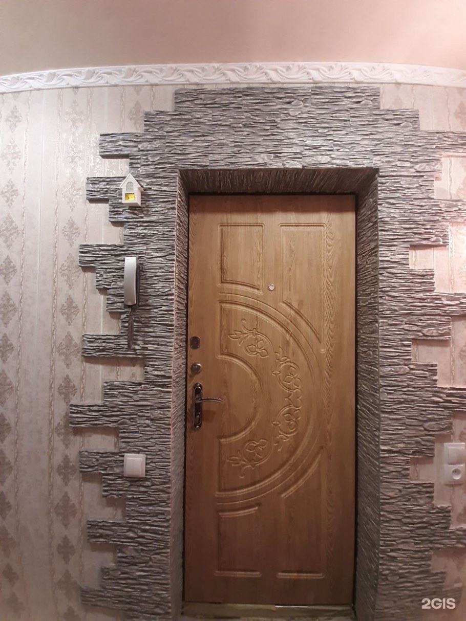 Декоративный камень у входной двери