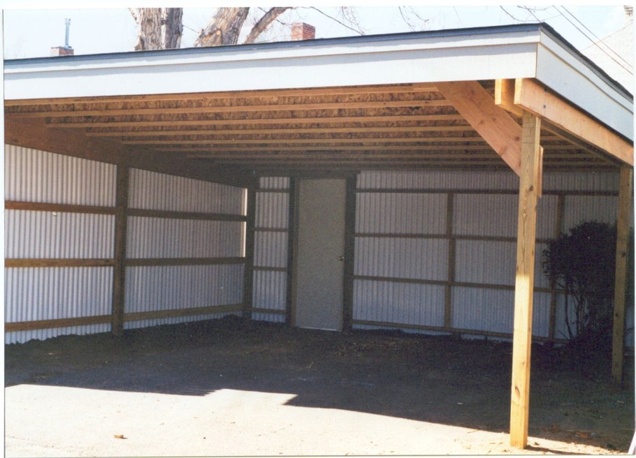 Гараж из профлиста с односкатной крышей