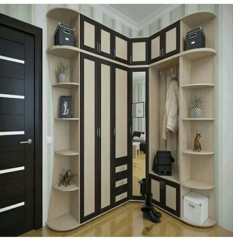 Прихожая с угловыми полками