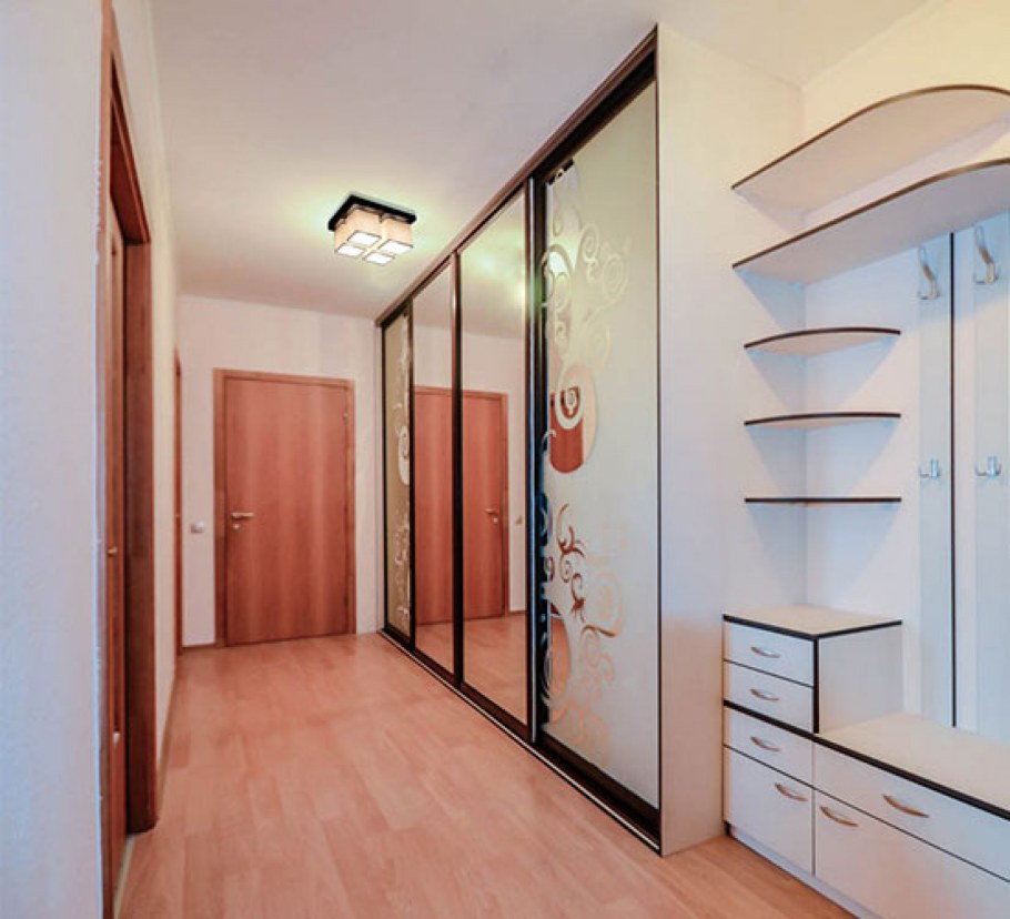 Шкаф купе в длинную прихожую