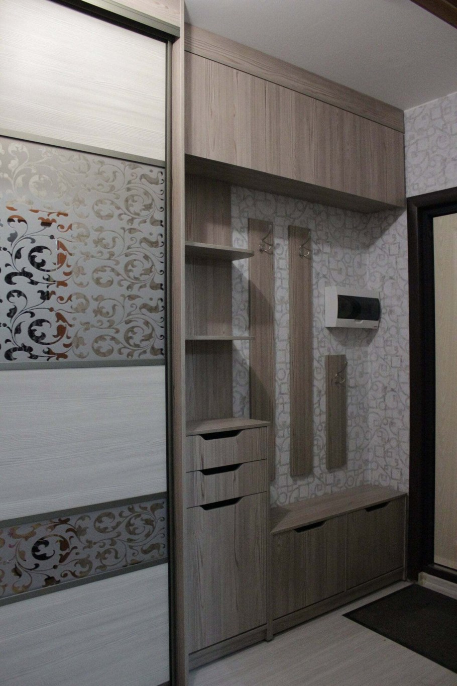 Узкий шкаф в прихожую