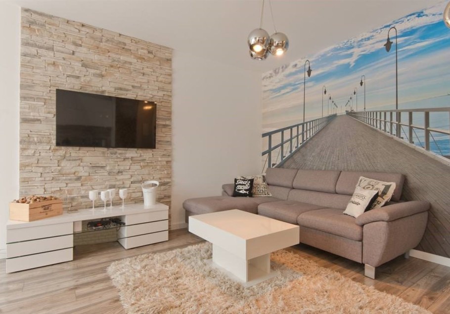 Гостиная с декоративным камнем