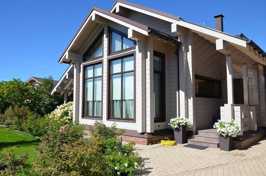 Частный дом с большими окнами