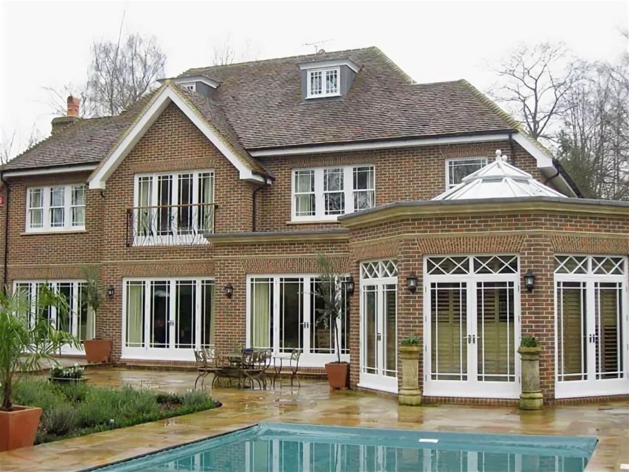 Фасады домов с окнами