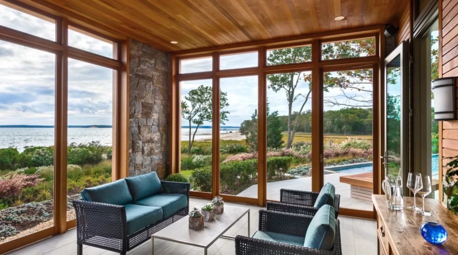 Витражные окна в частном доме на веранде