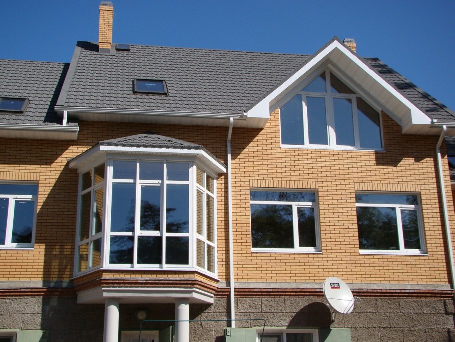 Коттедж с застекленным балконом