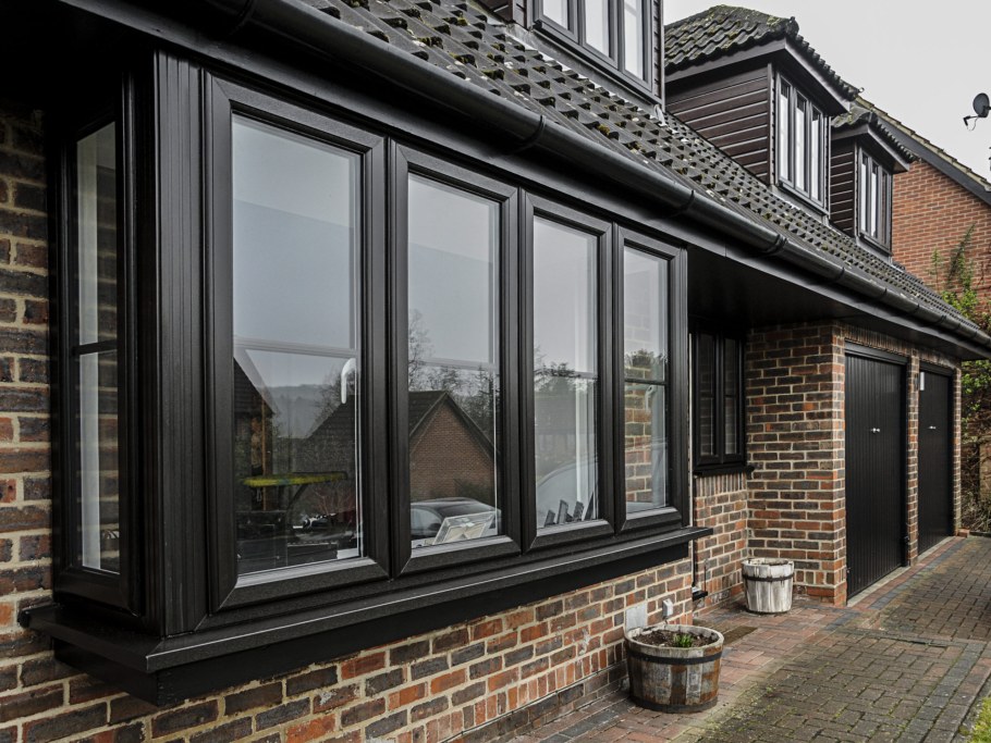 Коричневые пластиковые окна