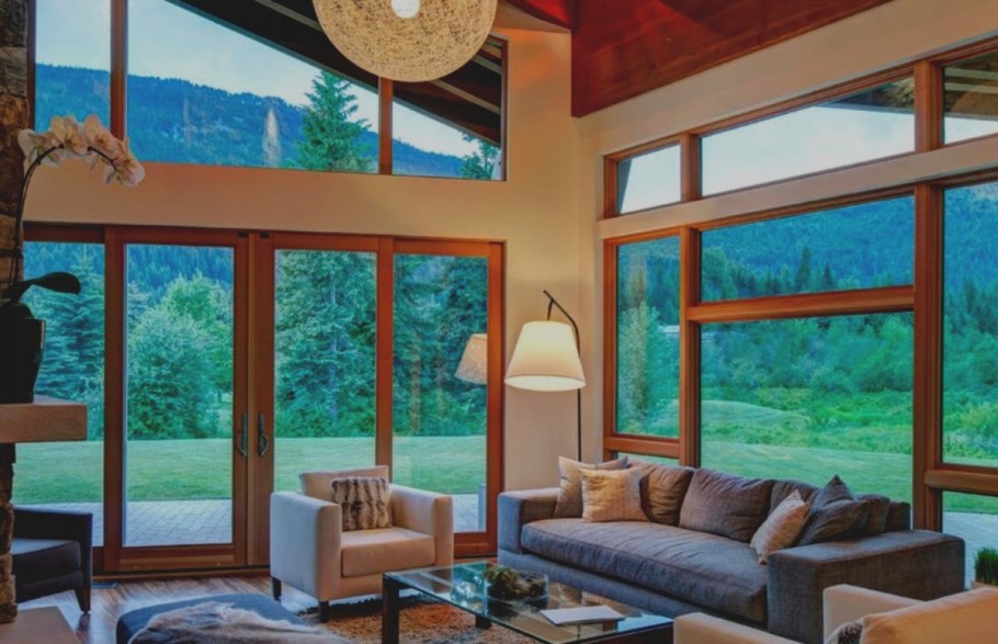 Дом с красивыми окнами