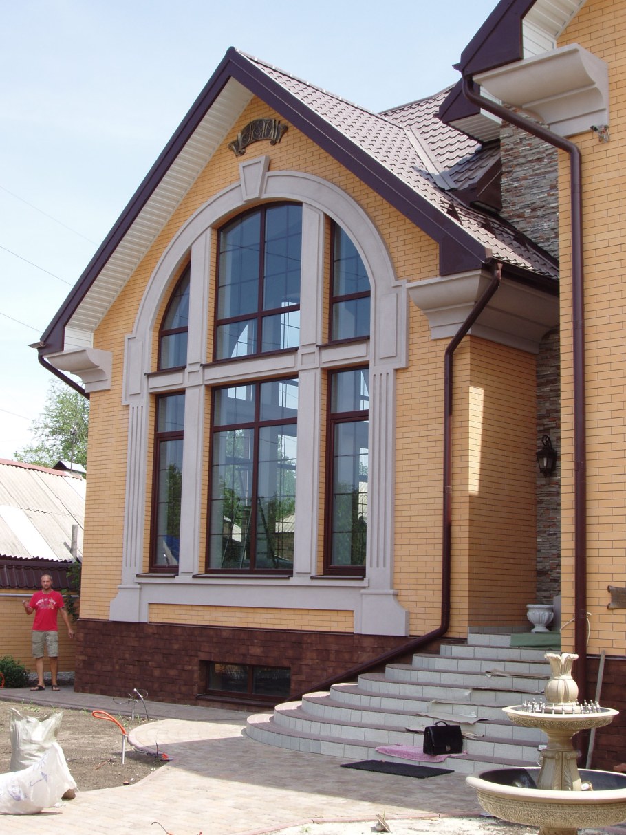 Фасад с арочными окнами