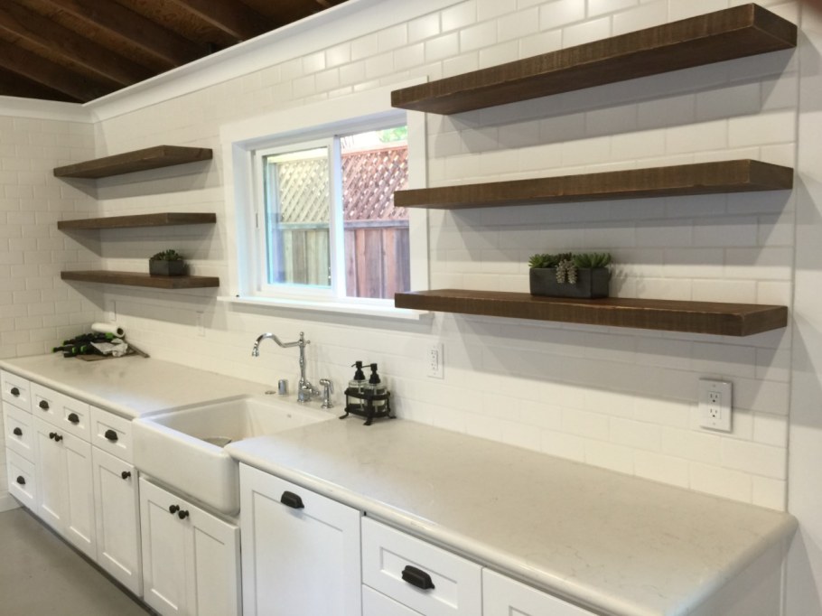 Кухонный гарнитур без навесных шкафов