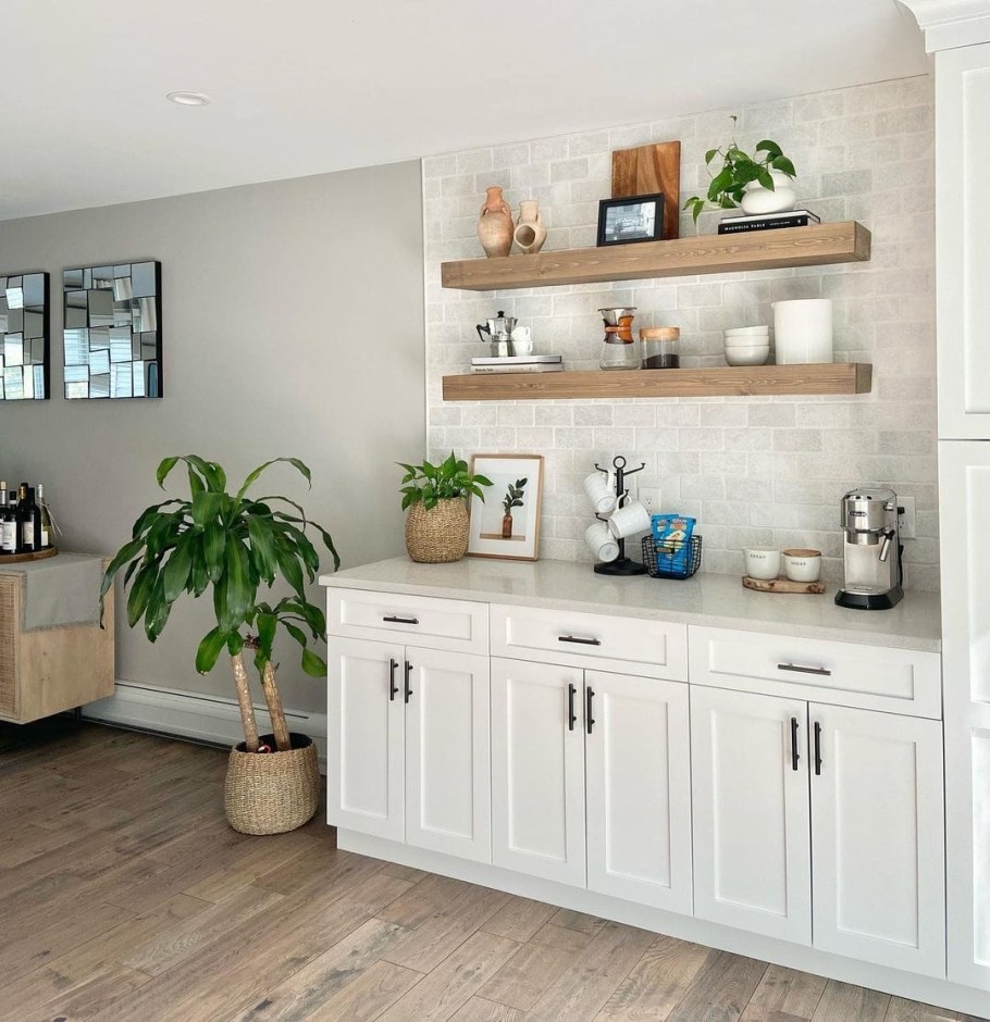 Открытые полки на кухне