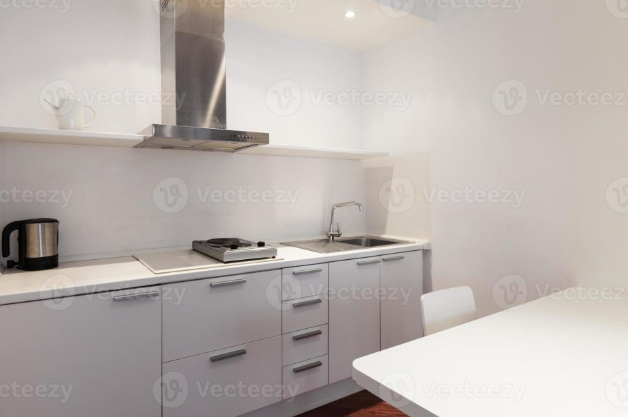 Прямая кухня без верхних шкафов