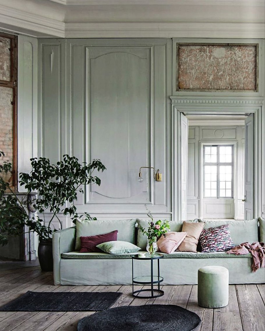 Молдинги за диваном