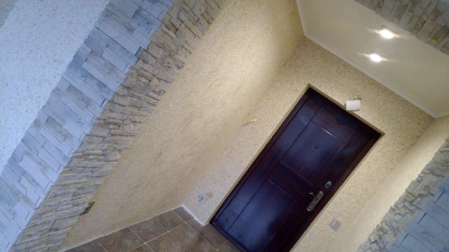 Жидкие обои в коридоре