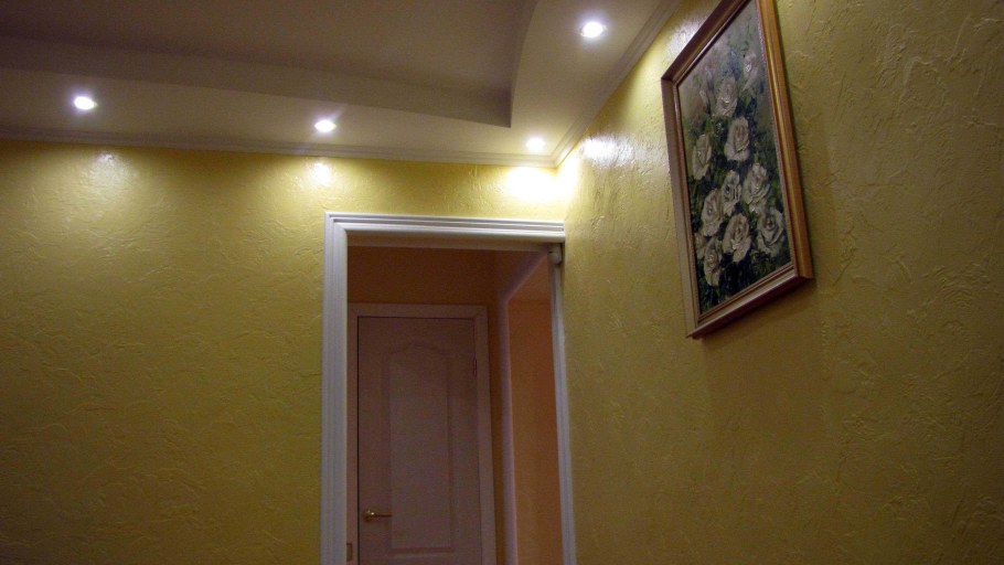 Жидкие обои в коридоре