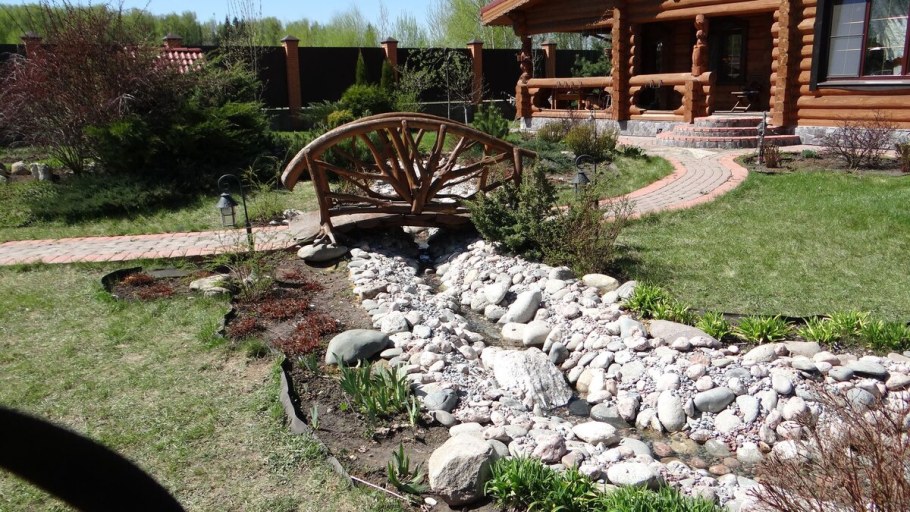 Камни через сухой ручей