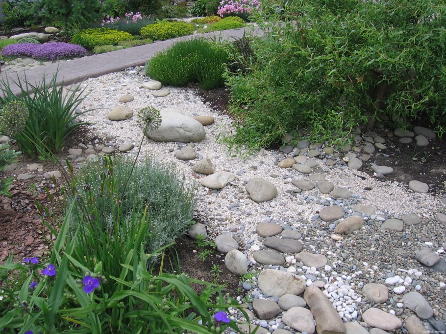 Декоративный ручей на даче